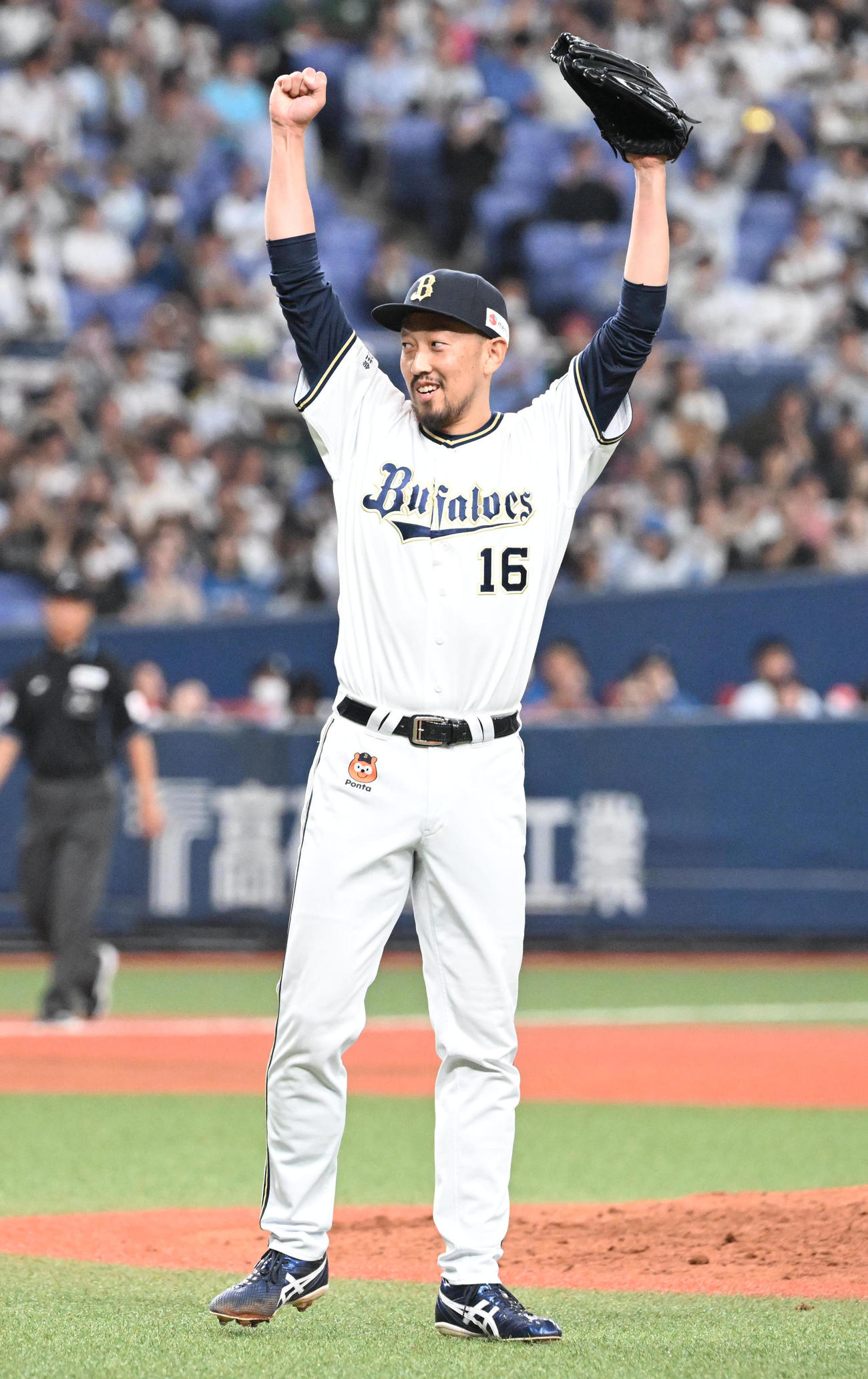 オリックス対日本ハム　日米通算250Sを達成しバンザイするオリックス平野佳（撮影・和賀正仁）