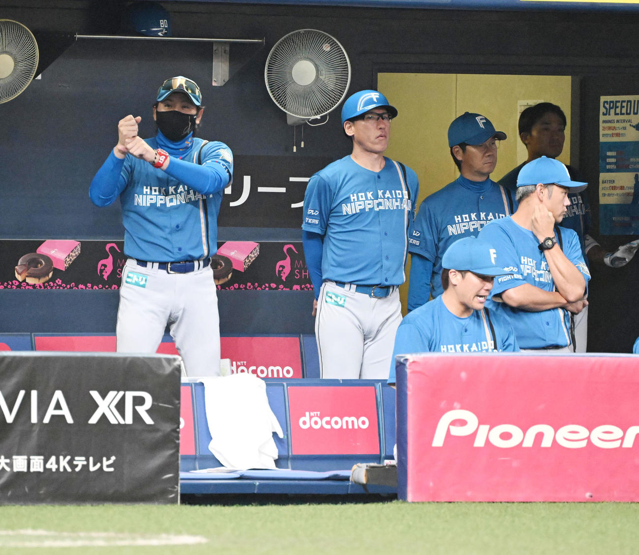 オリックス対日本ハム　8回、ベンチで打撃フォームをつくる日本ハム新庄監督（撮影・和賀正仁）