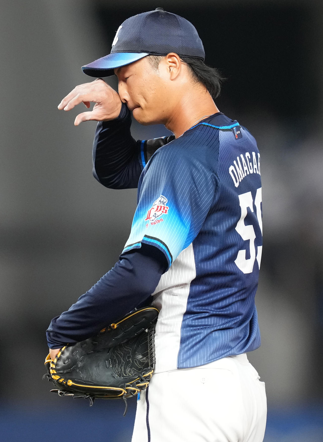ロッテ対西武　8回裏に3失点し、汗をぬぐう西武大曲（撮影・鈴木みどり）