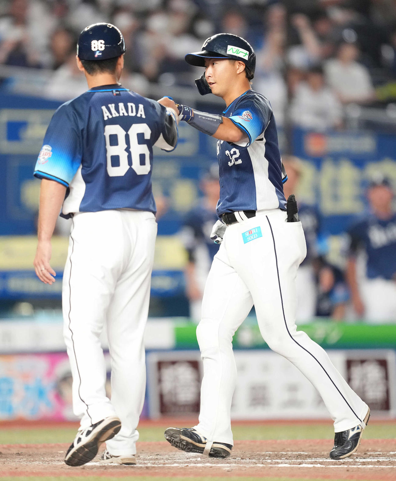 ロッテ対西武　9回表西武1死、プロ初本塁打の右越えソロ本塁打を放った山村は笑顔で生還（撮影・鈴木みどり）