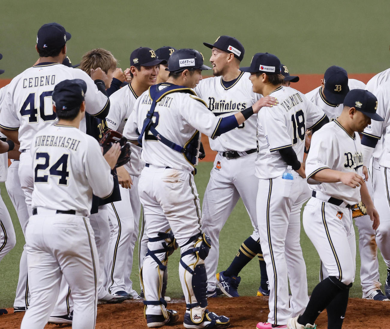オリックス対日本ハム　日米通算250セーブを飾り、ナインから祝福を受けるオリックス平野佳（中央）（撮影・藤尾明華）
