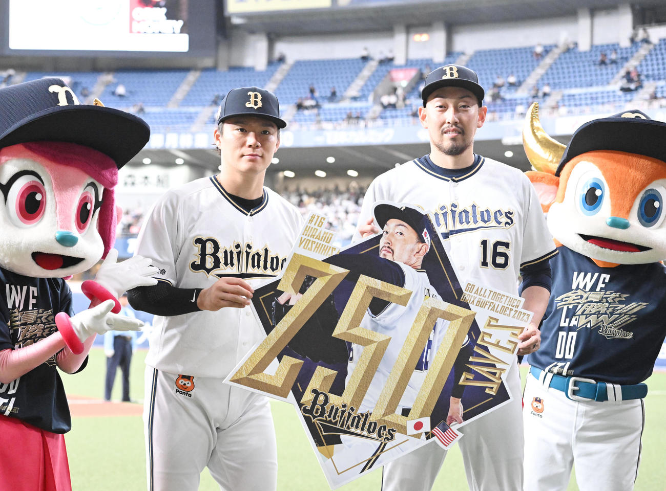 オリックス対日本ハム　日米通算250Sを達成し、山本（左）とともに記念のボードを手にするオリックス平野佳（撮影・和賀正仁）