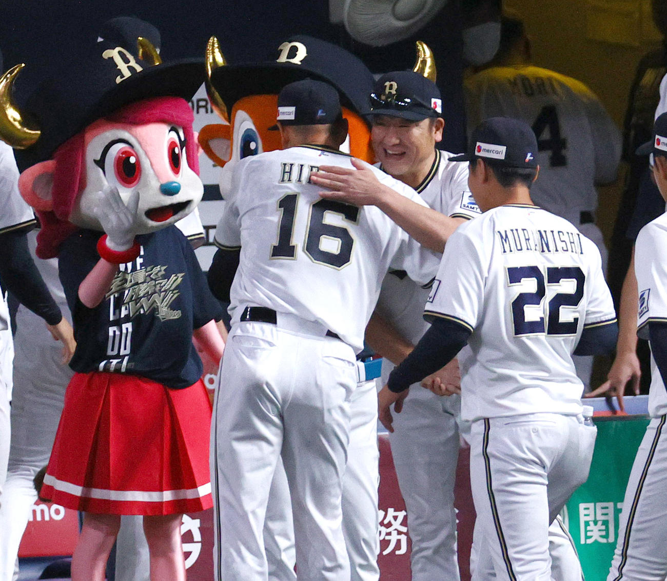 オリックス対日本ハム　オリックス中嶋監督（左から2人目）は日米通算250セーブを達成した平野佳を抱きしめる（撮影・上山淳一）