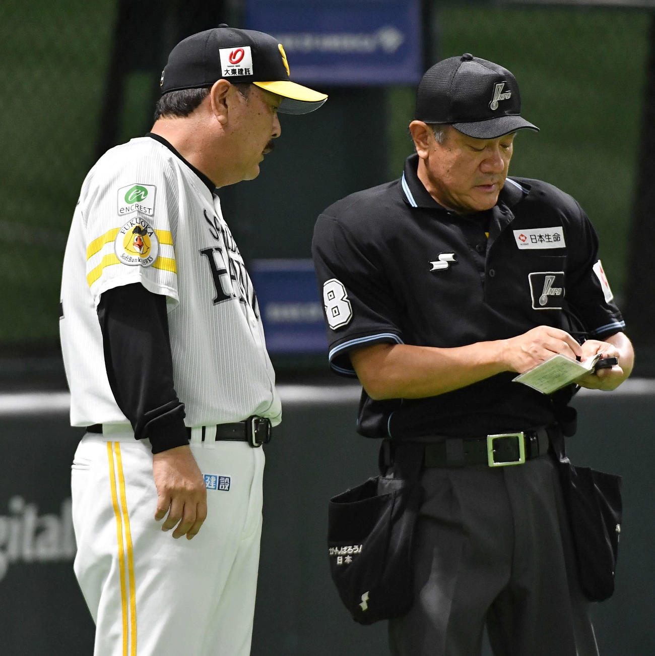 ソフトバンク対楽天　6回表、治療でベンチへ戻った大関の交代を告げる藤本監督（撮影・岩下翔太）