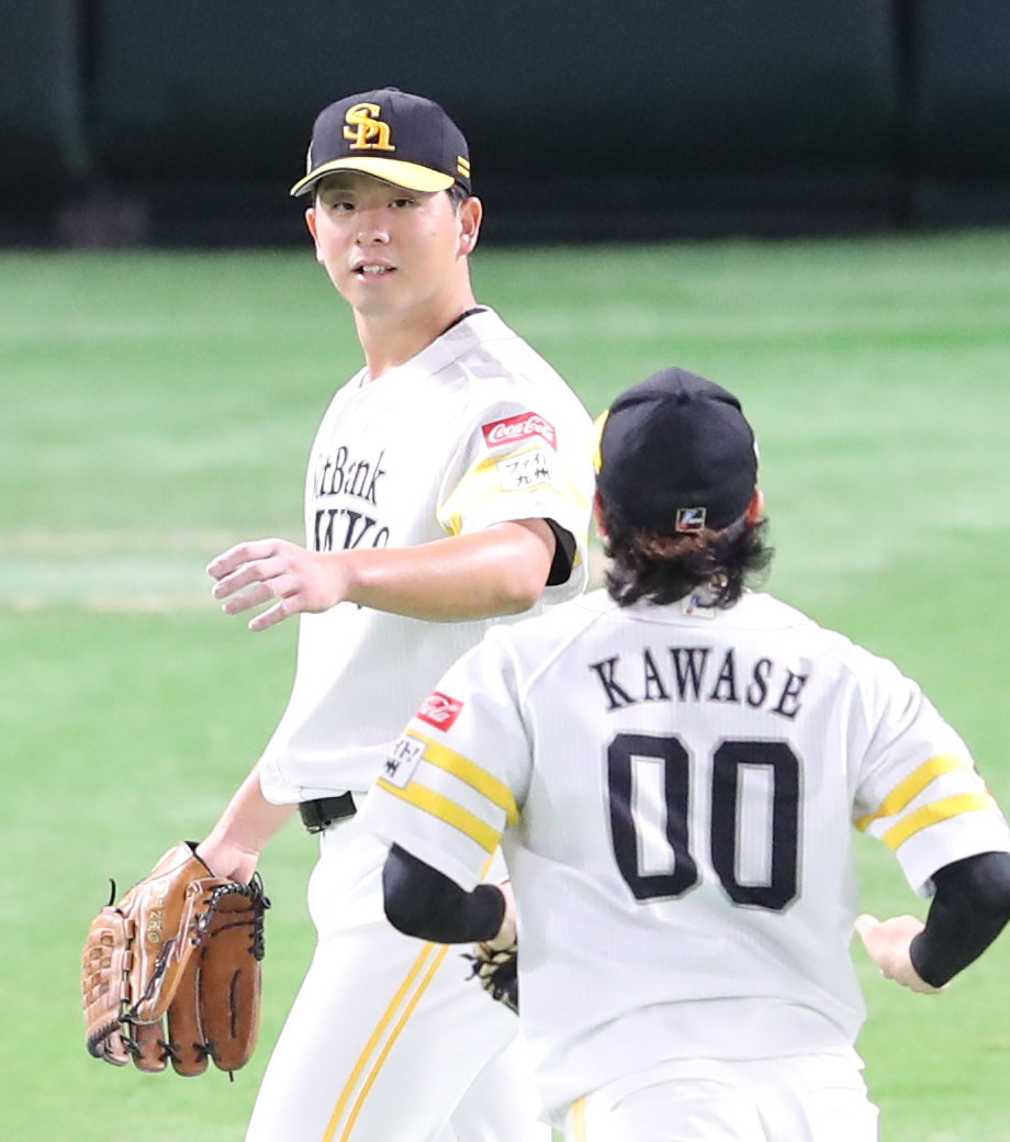 ソフトバンク対楽天　5回を投げ終えた先発の大関は川瀬とハイタッチ（撮影・梅根麻紀）