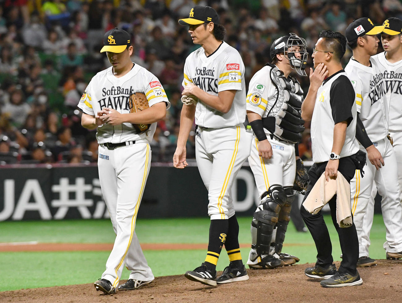 ソフトバンク対楽天　6回表、治療のため斉藤和コーチ（左から2人目）とベンチへ戻る大関（撮影・岩下翔太）