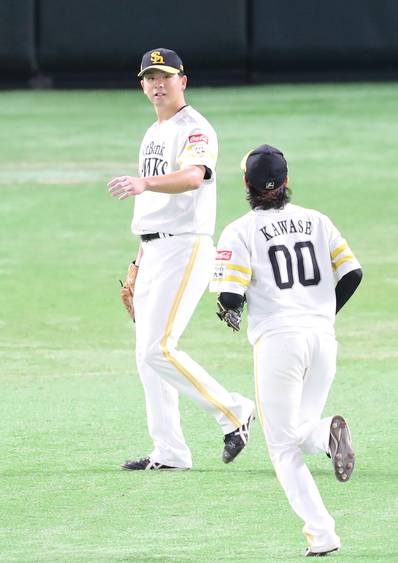 ソフトバンク対楽天　5回を投げ終えた先発の大関は川瀬とハイタッチ（撮影・梅根麻紀）