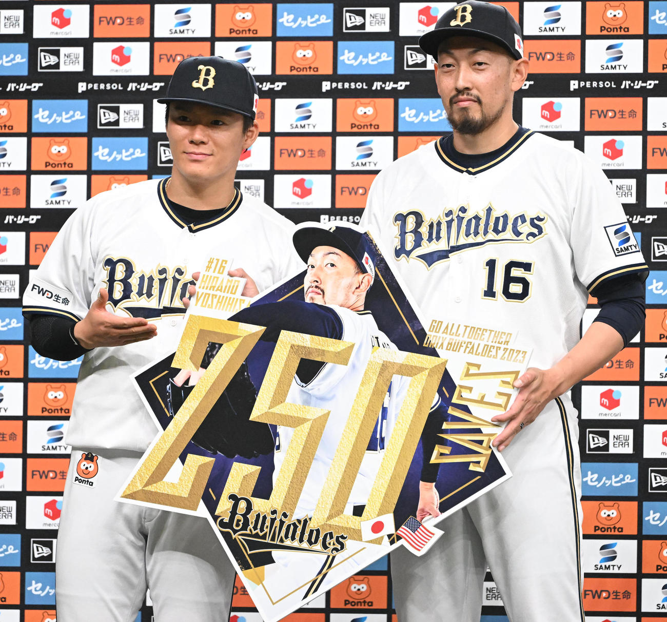 オリックス対日本ハム　日米通算250Sを達成し、山本（左）とともに記念のボードを手にするオリックス平野佳（撮影・和賀正仁）