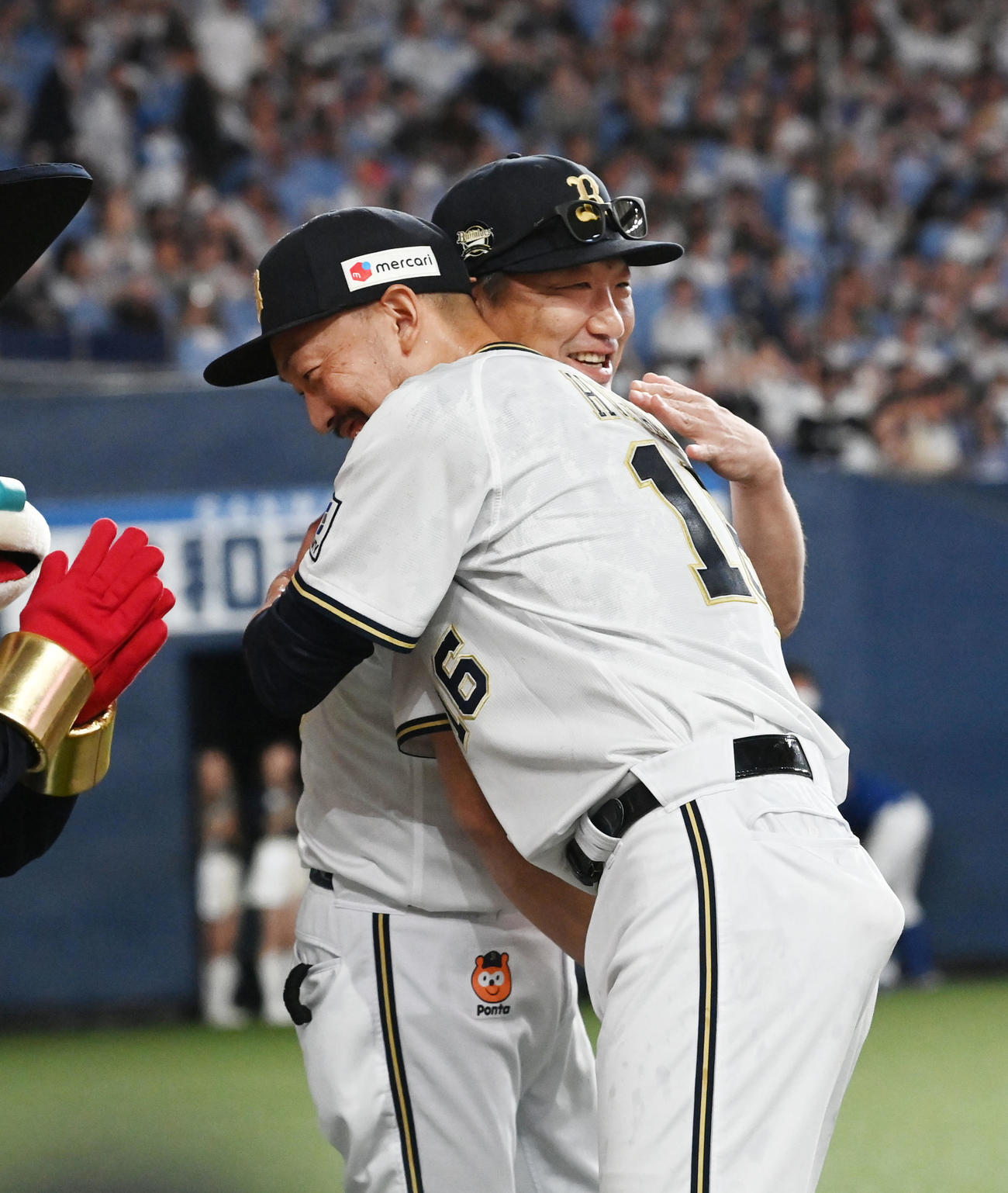 オリックス対日本ハム　日米通算250Sを達成し、中嶋監督（左）にハグされるオリックス平野佳（撮影・和賀正仁）