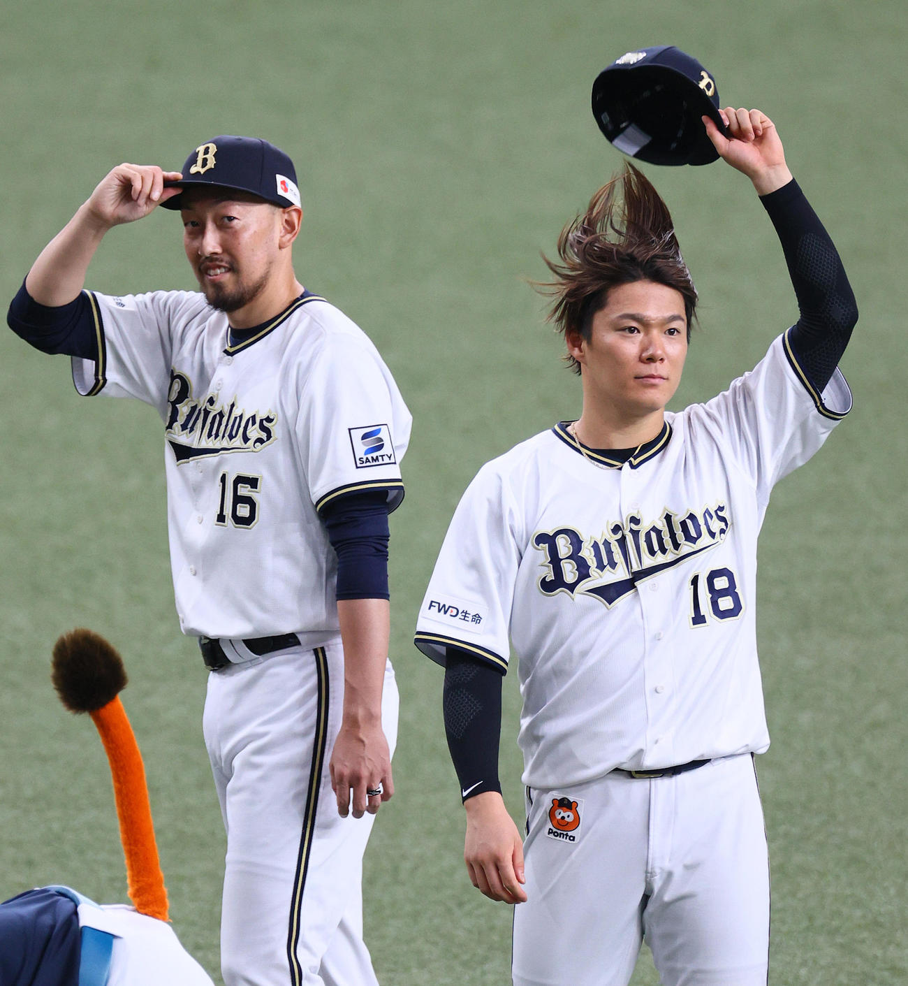 オリックス対日本ハム　日本ハムに勝利し、歓声に応えるオリックス山本（右）と250セーブ目をマークした平野佳（撮影・上山淳一）