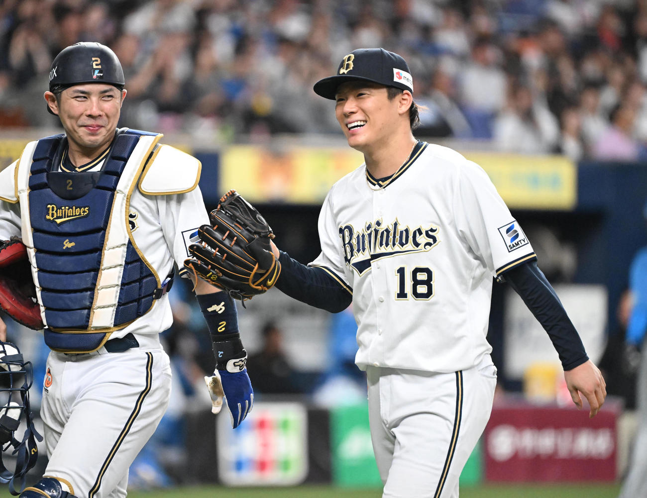 オリックス対日本ハム　7回裏日本ハム2死一塁、清宮を空振り三振に仕留め、笑顔で若月（左）とともにベンチに戻る山本（撮影・和賀正仁）