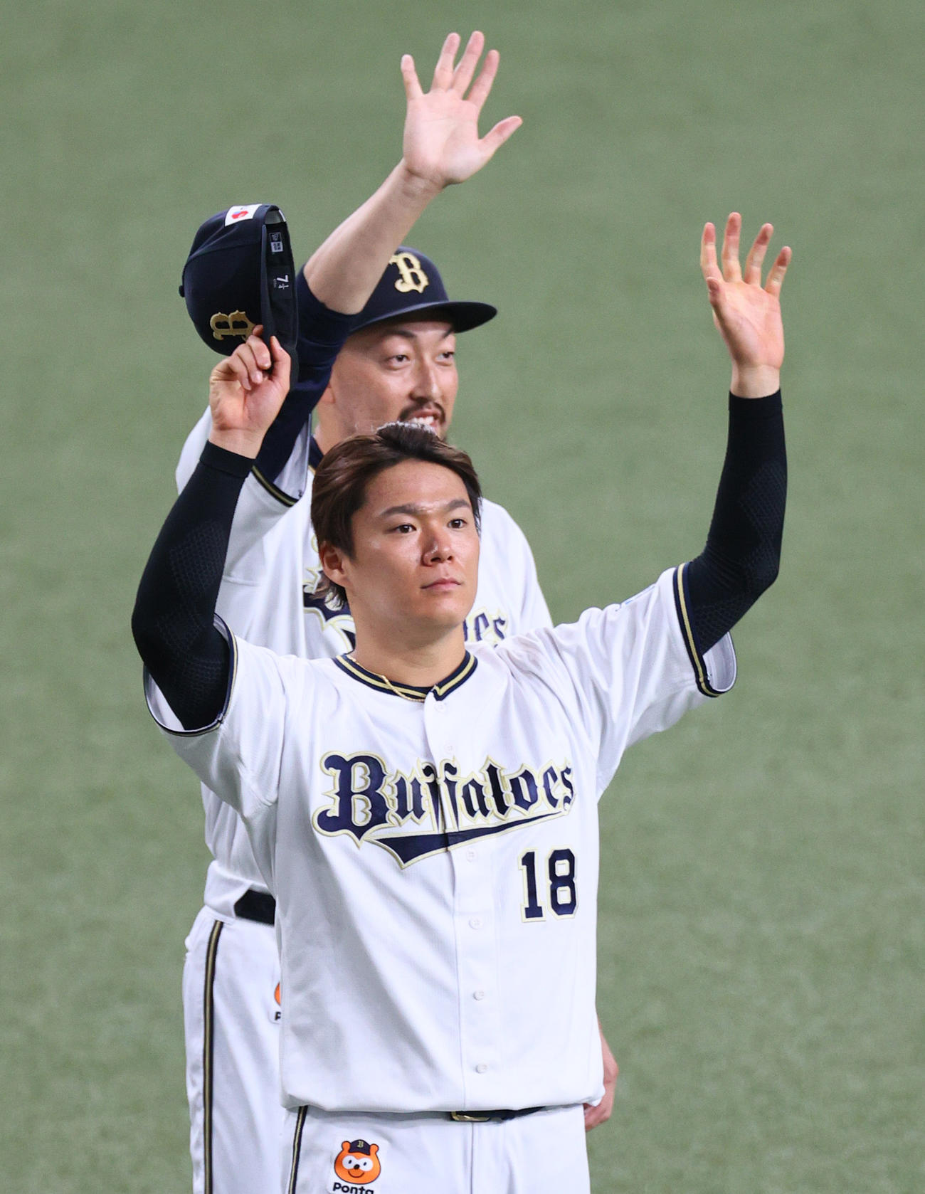 オリックス対日本ハム　日本ハムに勝利し、歓声に応えるオリックス山本（手前）とオリックス平野佳（撮影・上山淳一）