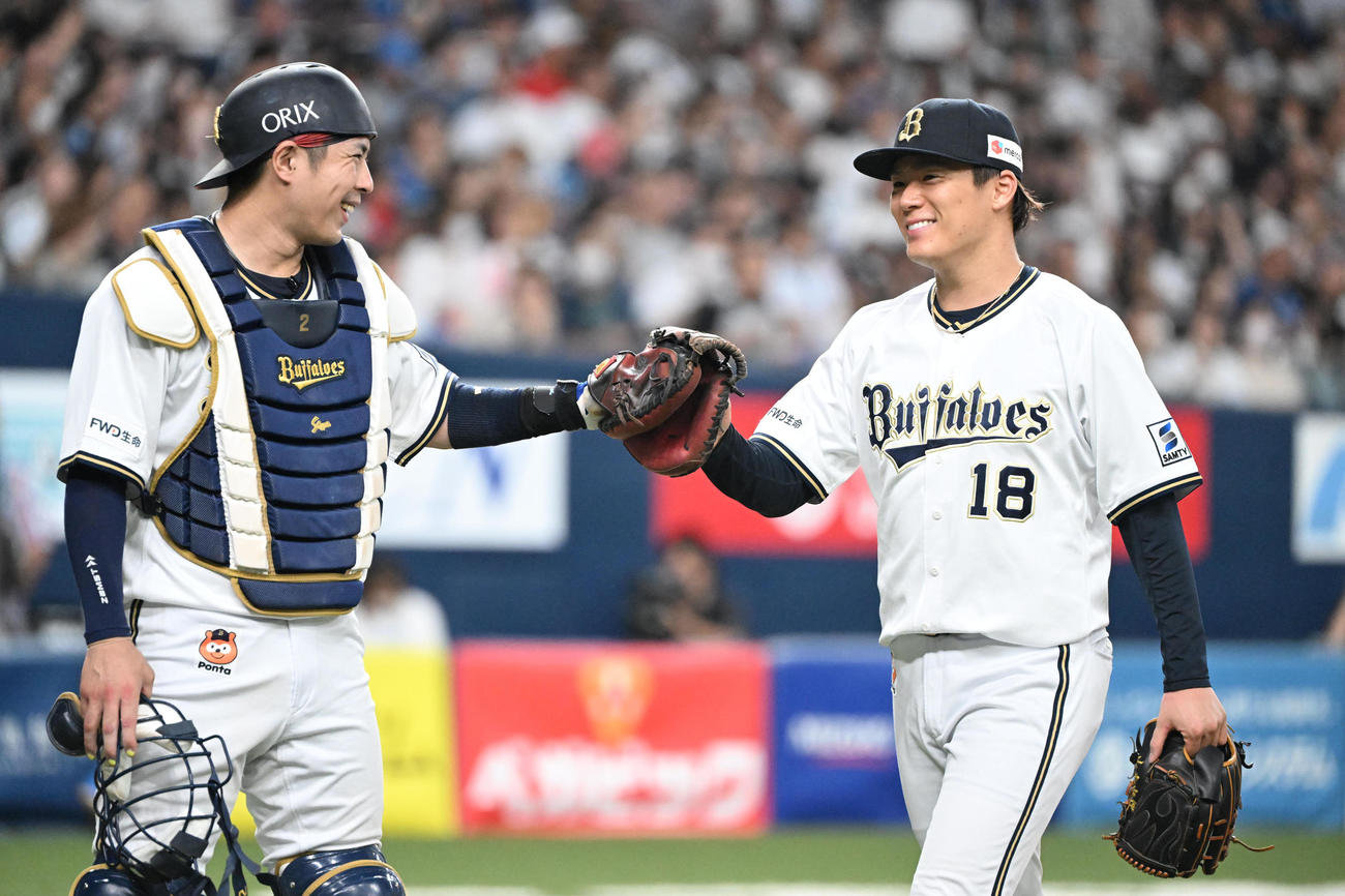 オリックス対日本ハム　6回まで無失点に抑え捕手若月とタッチしながらベンチに戻るオリックス山本（撮影・和賀正仁）