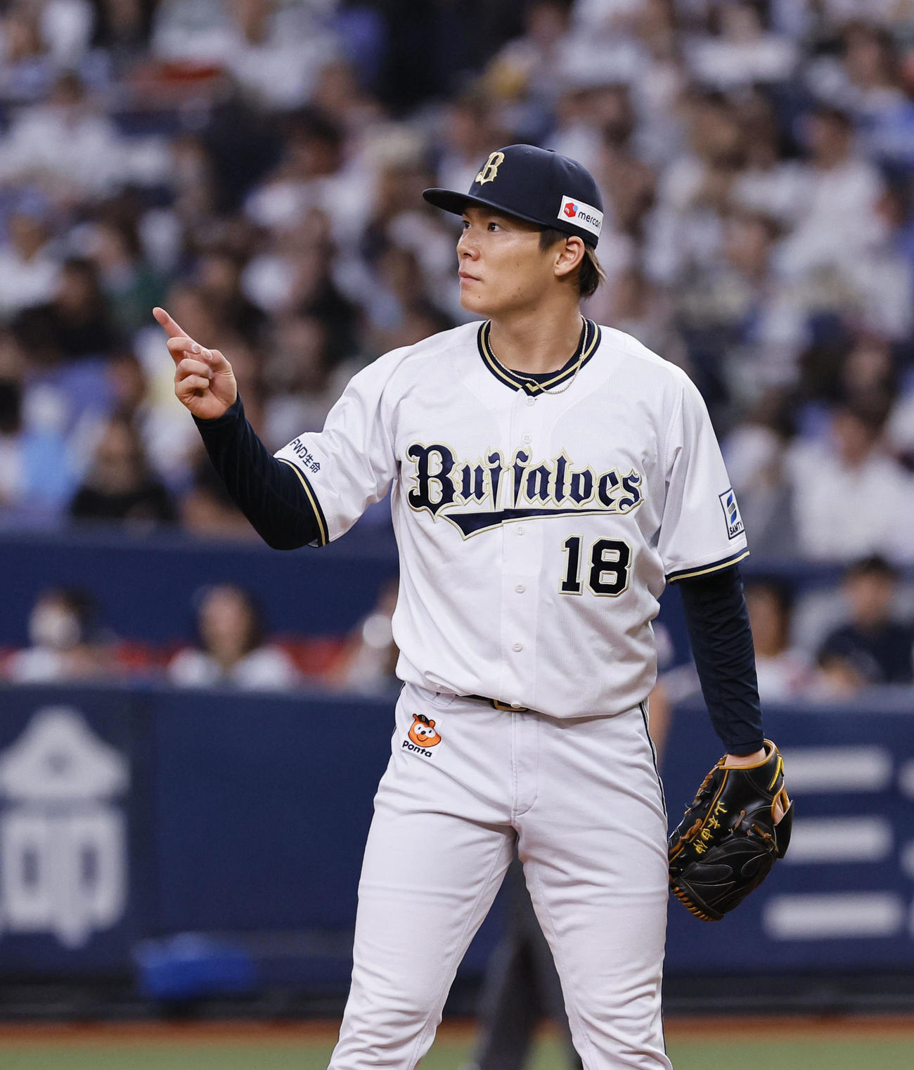 オリックス対日本ハム　6回表日本ハム2死、田宮を左飛に打ち取り打球を指さすオリックス山本（撮影・藤尾明華）