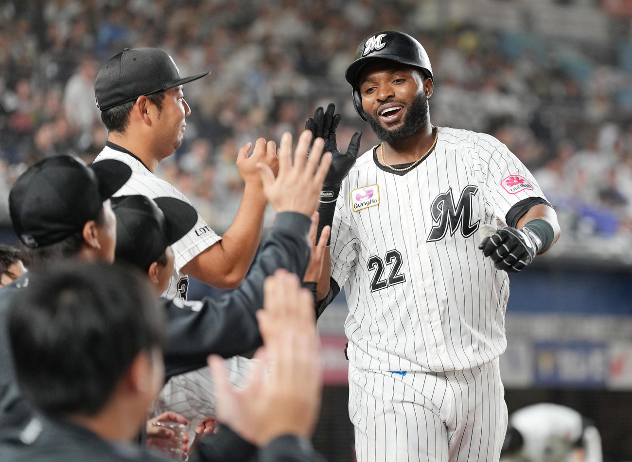 ロッテ対西武　3回裏ロッテ2死、右越えソロ本塁打を放ったポランコはナインと笑顔でハイタッチ（撮影・鈴木みどり）
