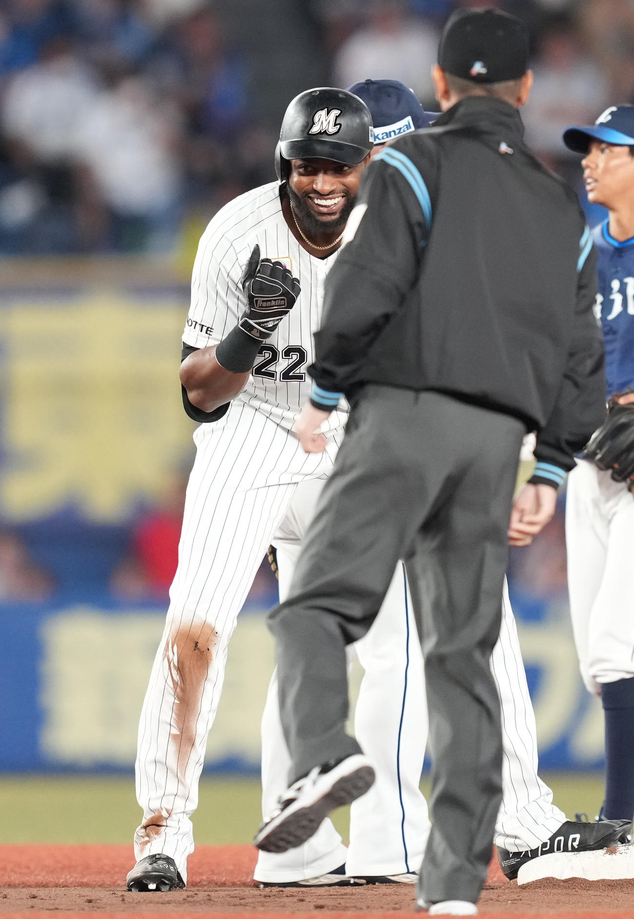 ロッテ対西武　8回裏ロッテ1死一、二塁、中2点適時二塁打を放ち、塁上でポーズを取るポランコ（撮影・鈴木みどり）
