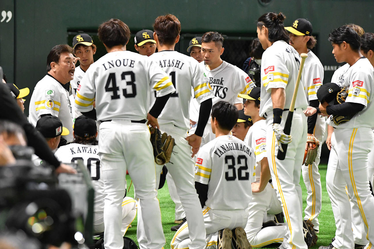 ソフトバンク対楽天　試合前の円陣でナインを鼓舞する藤本監督（左端）（撮影・岩下翔太）