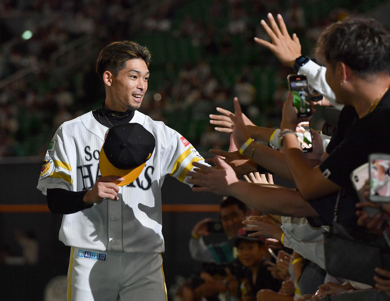ソフトバンク対楽天　楽天に勝利し、ファンとタッチを交わす又吉（撮影・岩下翔太）
