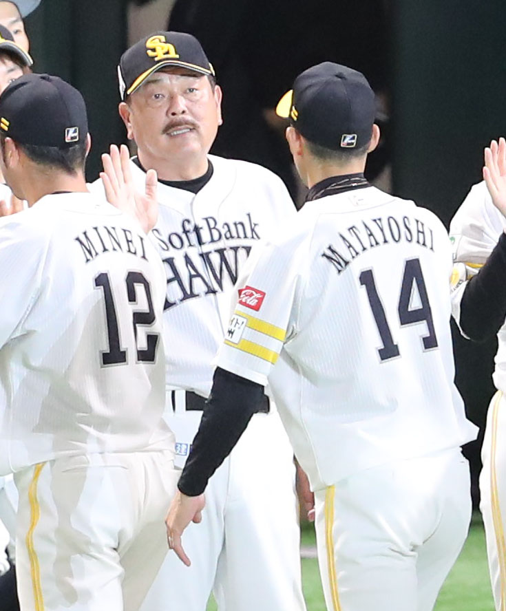 ソフトバンク対楽天　楽天に勝利したソフトバンクナインはハイタッチをかわす（撮影・梅根麻紀）