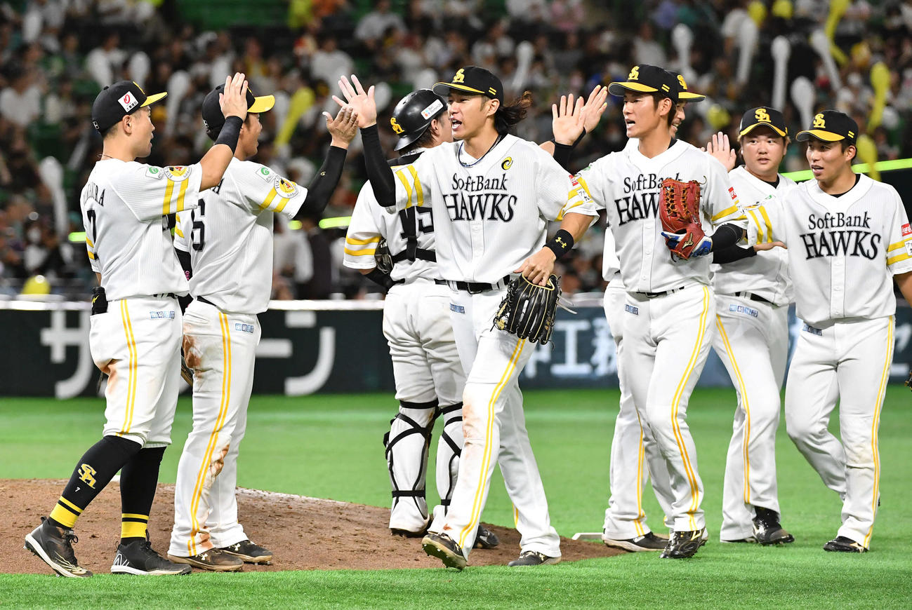 ソフトバンク対楽天　楽天に勝利し、タッチを交わすソフトバンクナイン（撮影・岩下翔太）