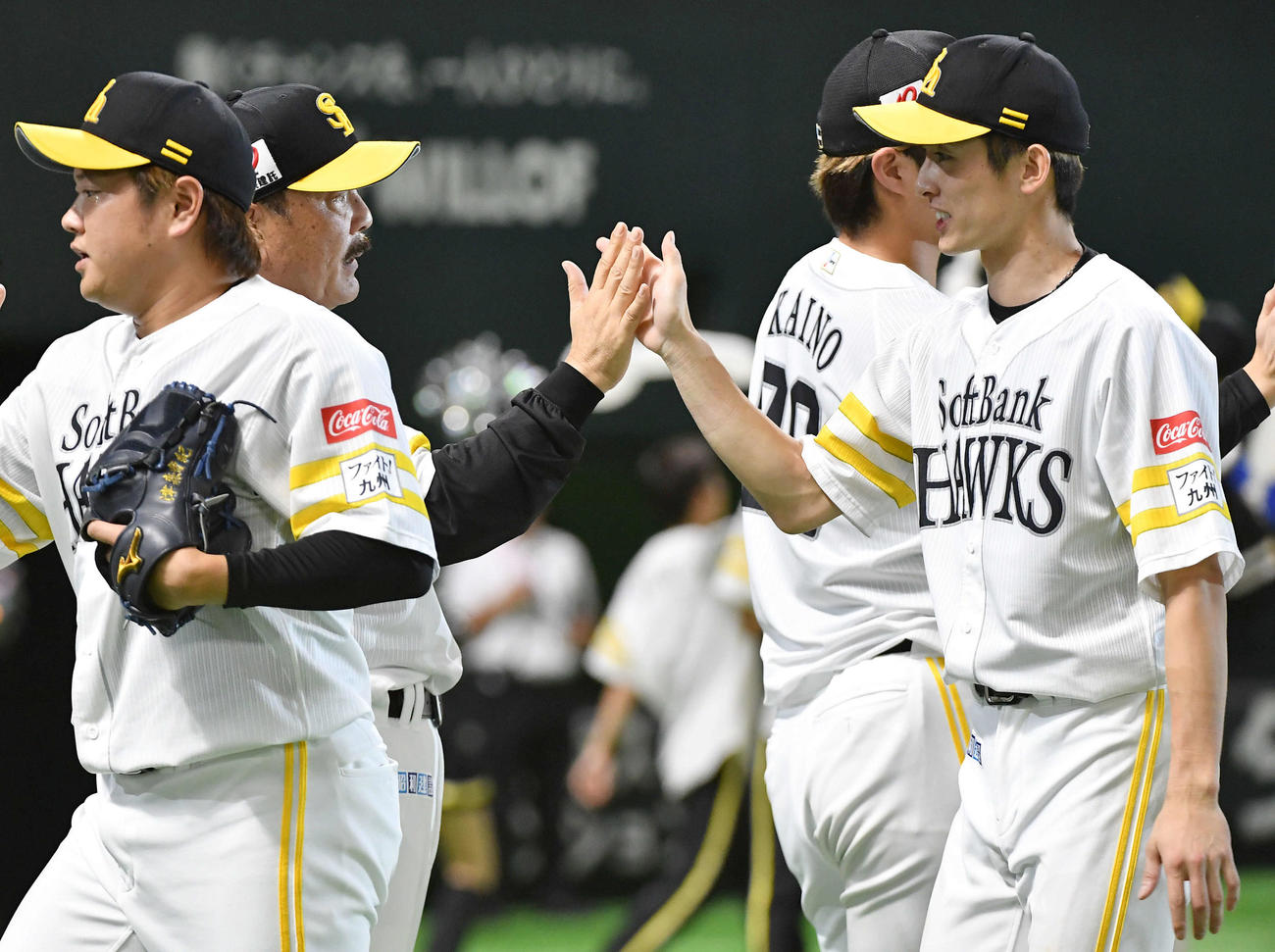 ソフトバンク対楽天　楽天に勝利し、周東（右）らナインとタッチを交わす藤本監督（撮影・岩下翔太）