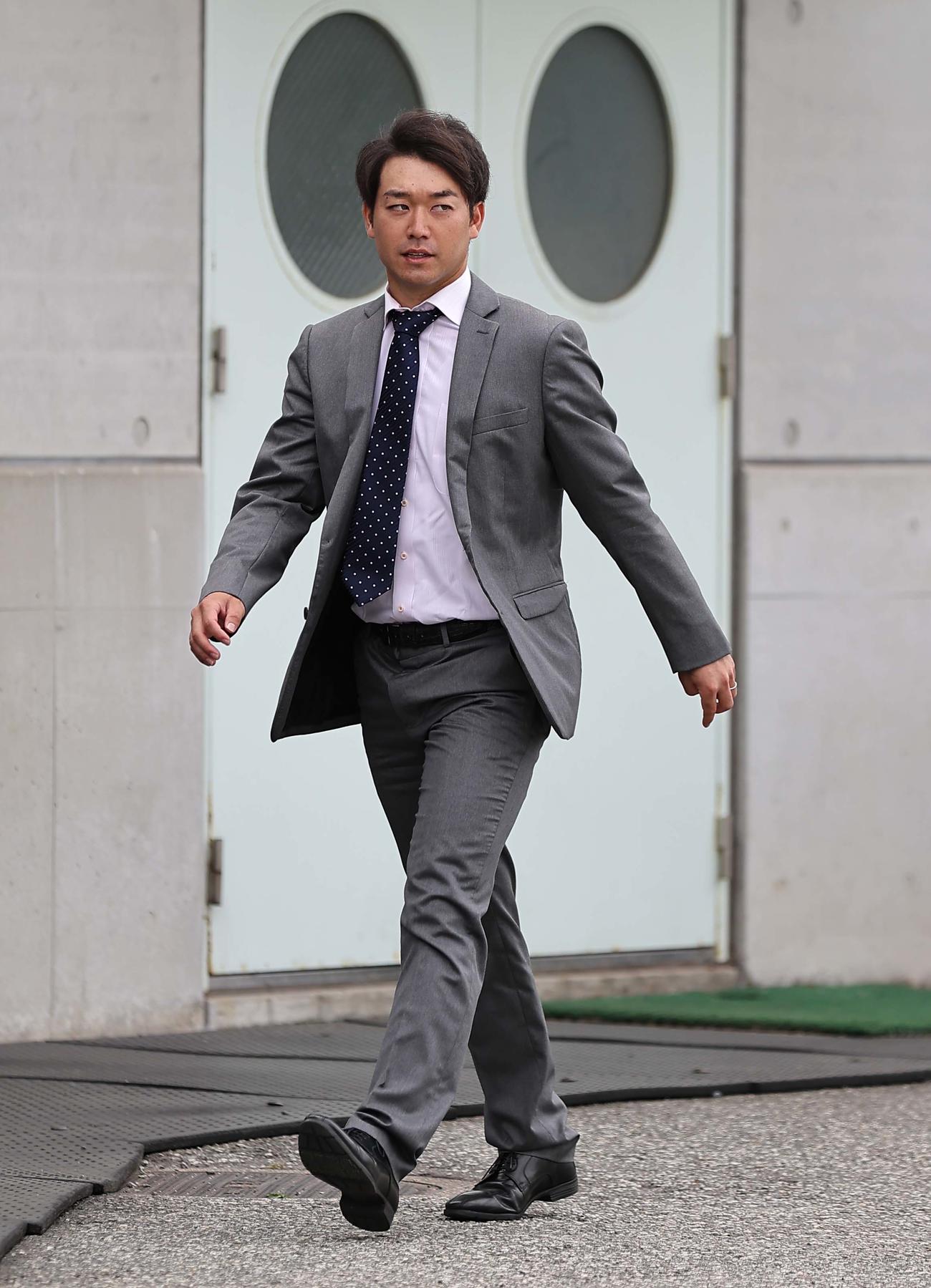 阪神退団が決まった山本は鳴尾浜球場にあいさつに訪れる（撮影・上田博志）