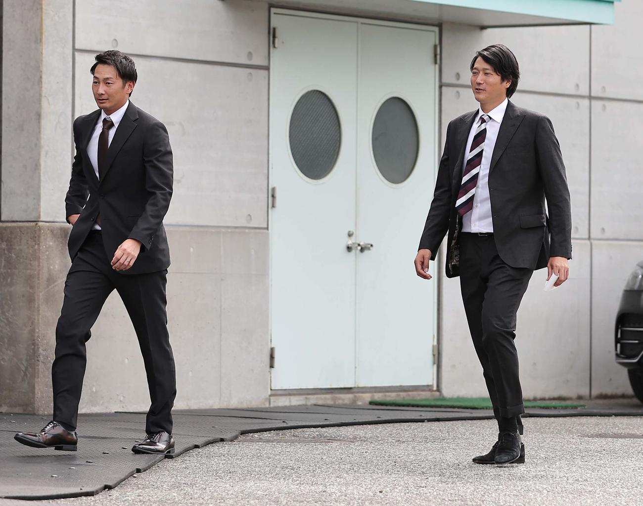 阪神退団が決まった二保（左）と小林は鳴尾浜球場にあいさつに訪れる（撮影・上田博志）