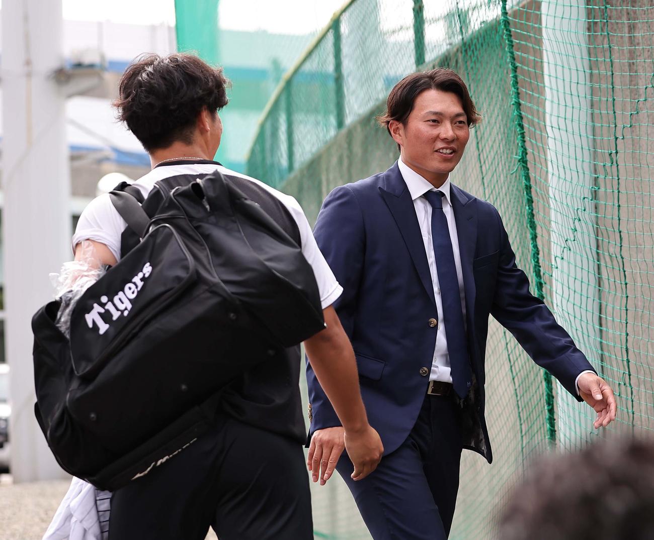 阪神退団が決まった北條史也（右）は井坪陽生と言葉を交わす（撮影・上田博志）