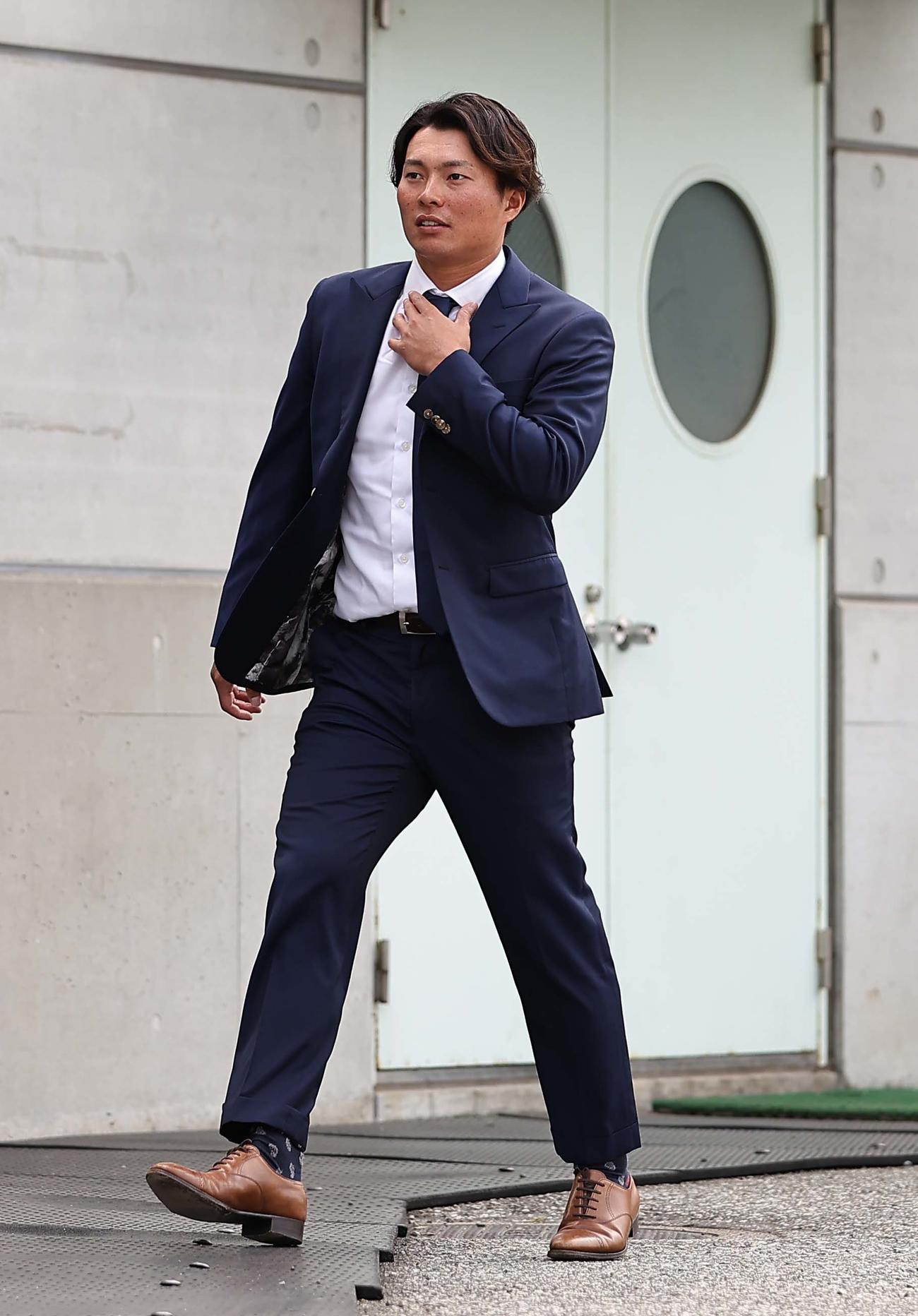 阪神退団が決まった北條は鳴尾浜球場にあいさつに訪れる（撮影・上田博志）