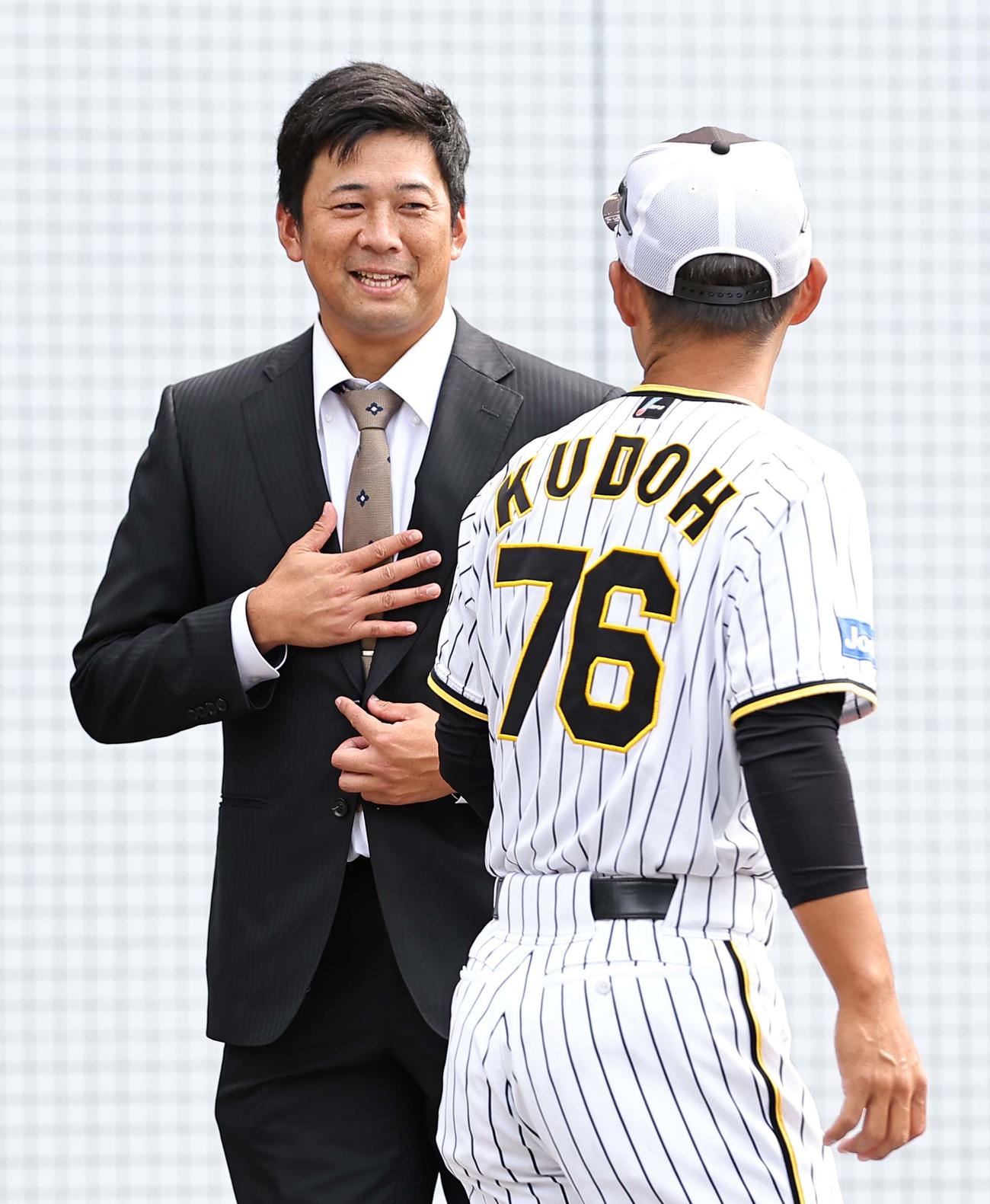 阪神退団が決まった渡辺雄は鳴尾浜球場にあいさつに訪れる（撮影・上田博志）