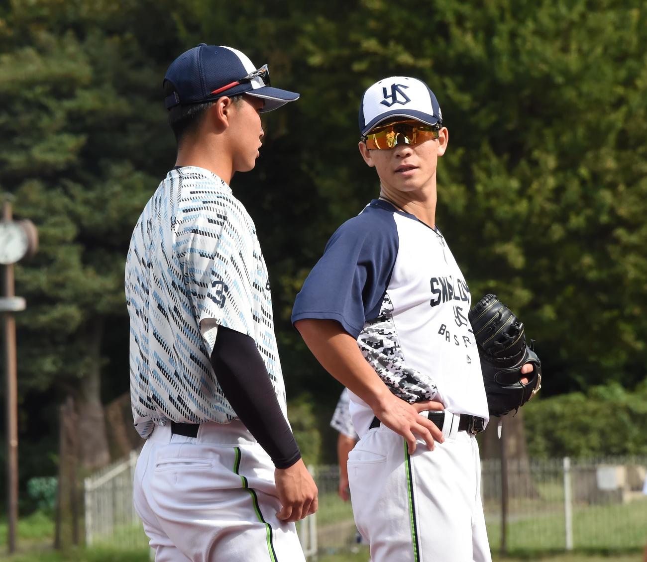 1軍に初合流したヤクルトのドラフト2位ルーキー西村（左）は内山と話す（撮影・鈴木正章）