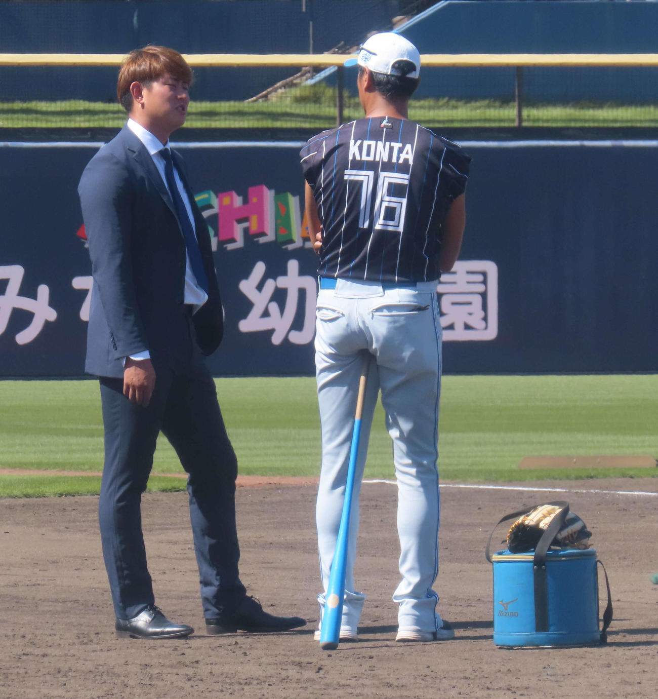 千葉・鎌ケ谷で紺田2軍外野守備走塁コーチにあいさつする日本ハム姫野（左）