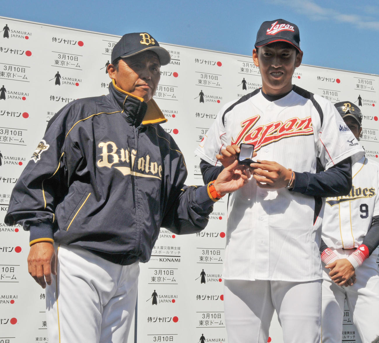 12年2月23日、日本代表のユニホーム贈呈式を行う岡田監督（左）と平野佳