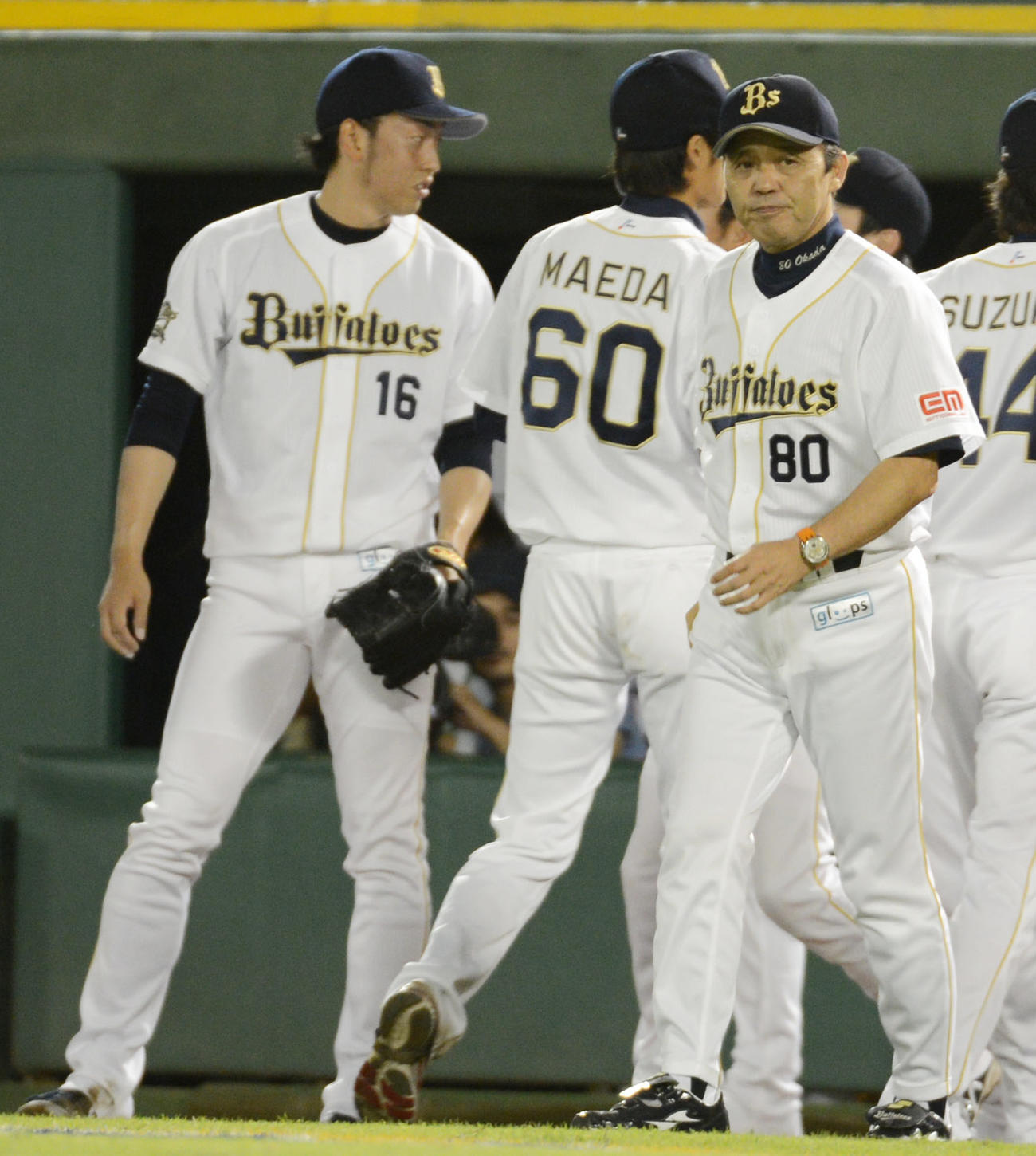 2012年9月、セーブを挙げたオリックス平野佳（左）と岡田監督