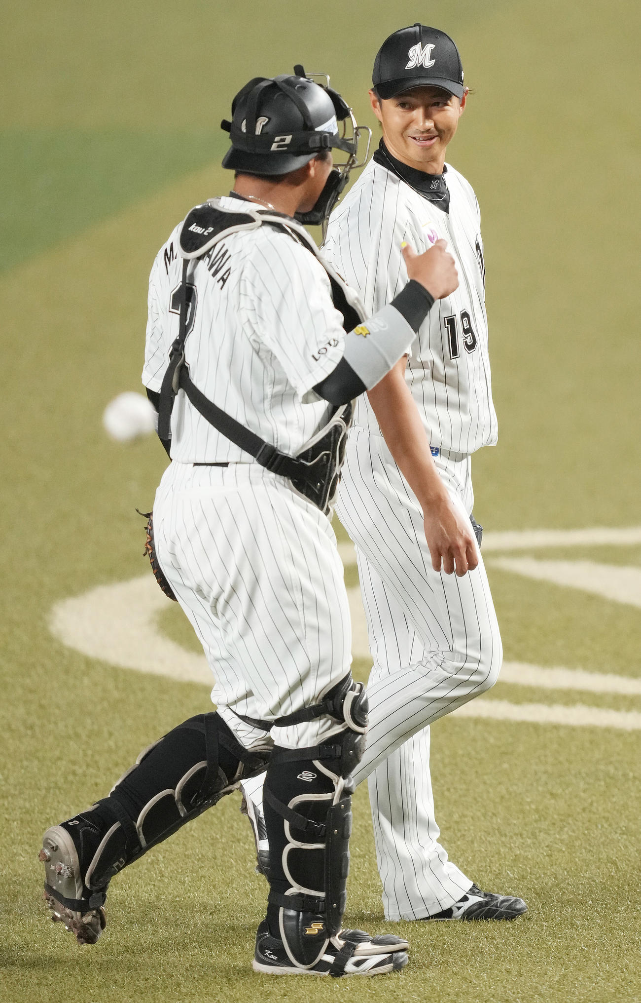 ロッテ対西武　1回表を無失点に抑え、松川（左）と話しながらベンチへ戻るロッテ唐川（撮影・鈴木みどり）