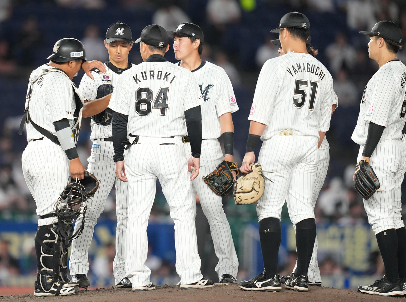 ロッテ対西武　2回表途中でマウンドの唐川（左から2人目）のもとに集まるロッテナイン（撮影・鈴木みどり）