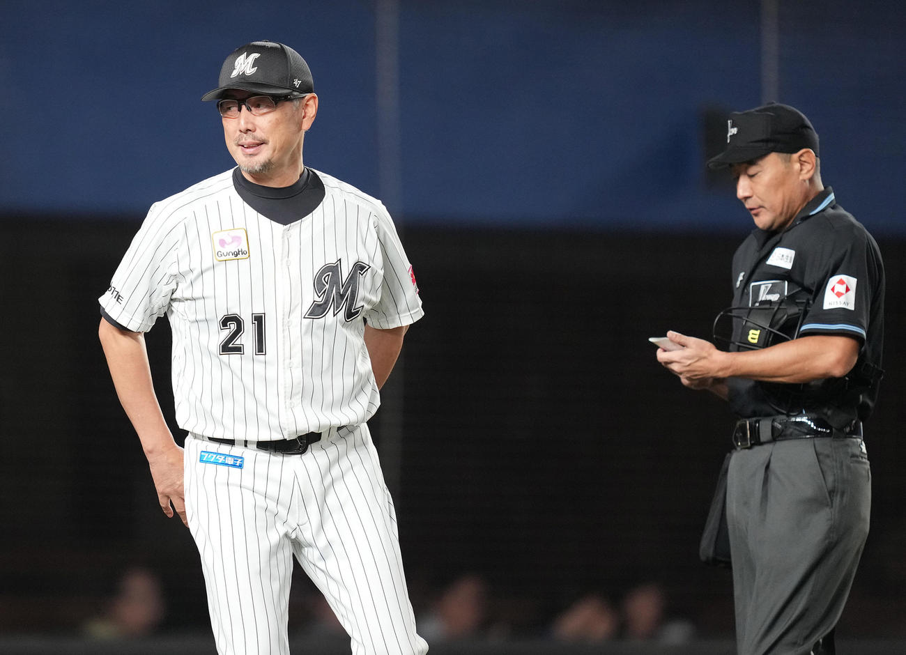 ロッテ対西武　4回表前、先発唐川の降板を告げるロッテ吉井監督（撮影・鈴木みどり）