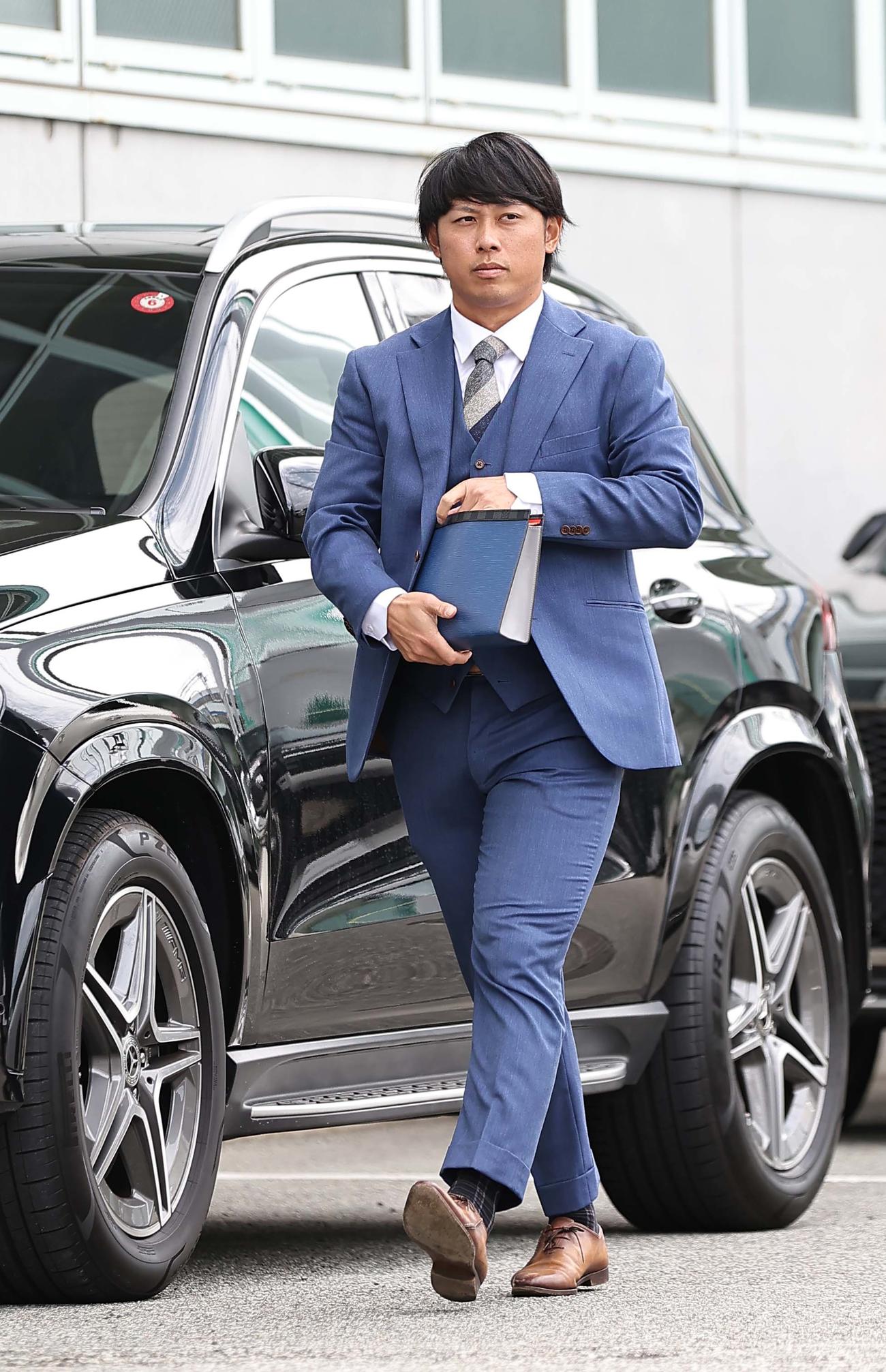 阪神退団が決まった高山は鳴尾浜球場にあいさつに訪れる（撮影・上田博志）