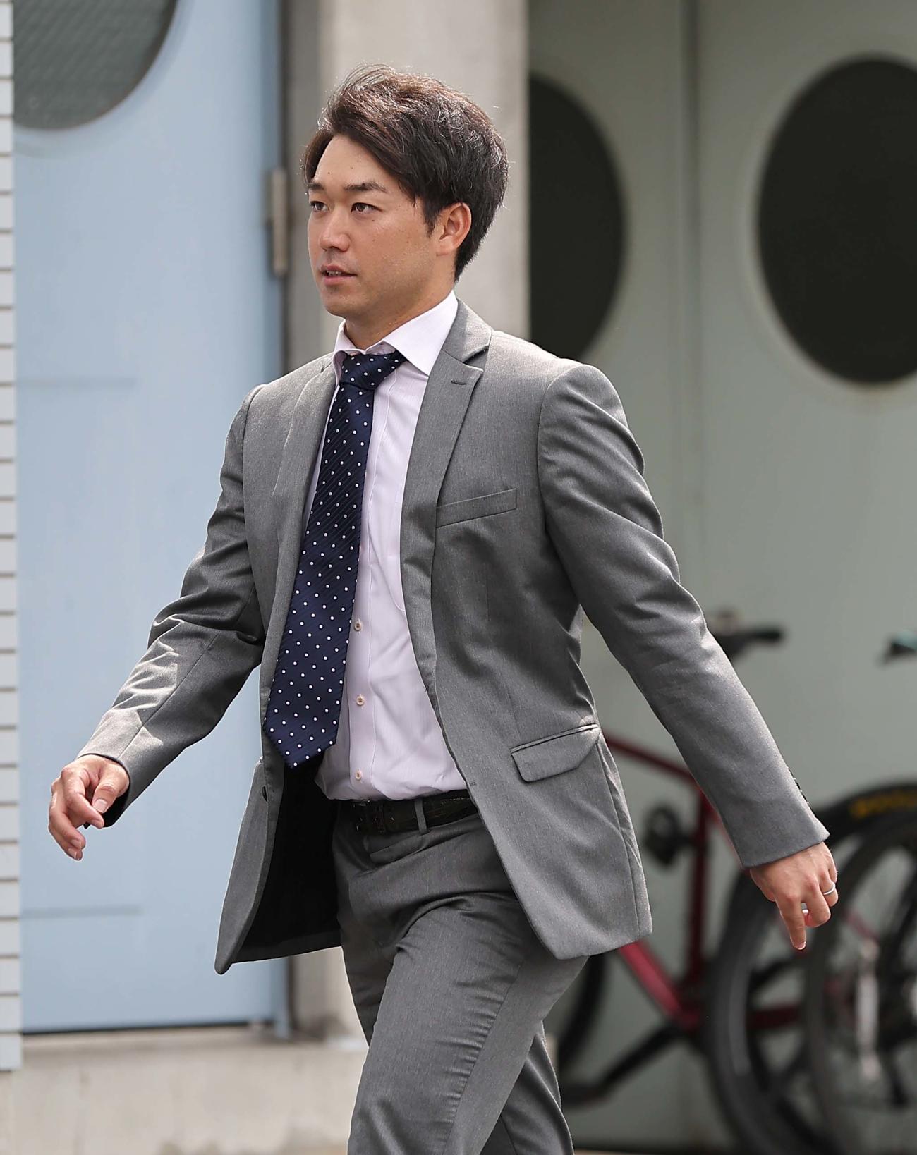 阪神退団が決まった山本は鳴尾浜球場にあいさつに訪れる（撮影・上田博志）