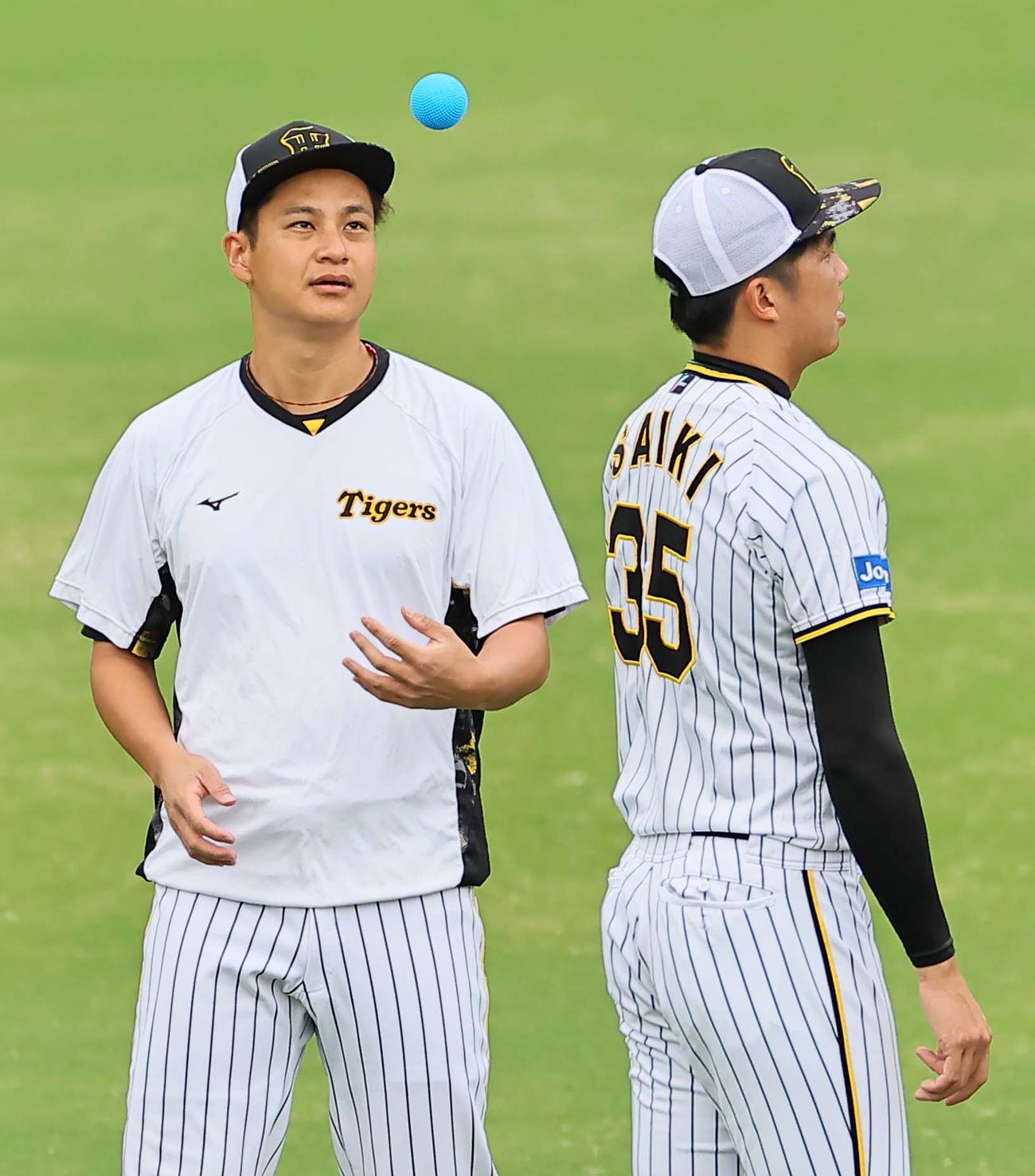 青いボールを手にウオーミングアップをする大竹（撮影・上田博志）