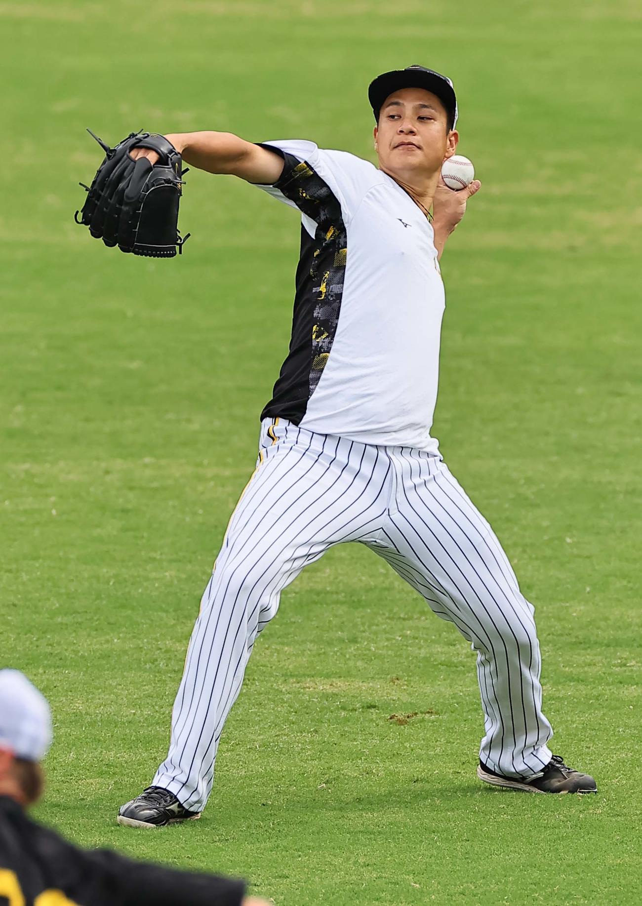 キャッチボールで調整する大竹（撮影・上田博志）