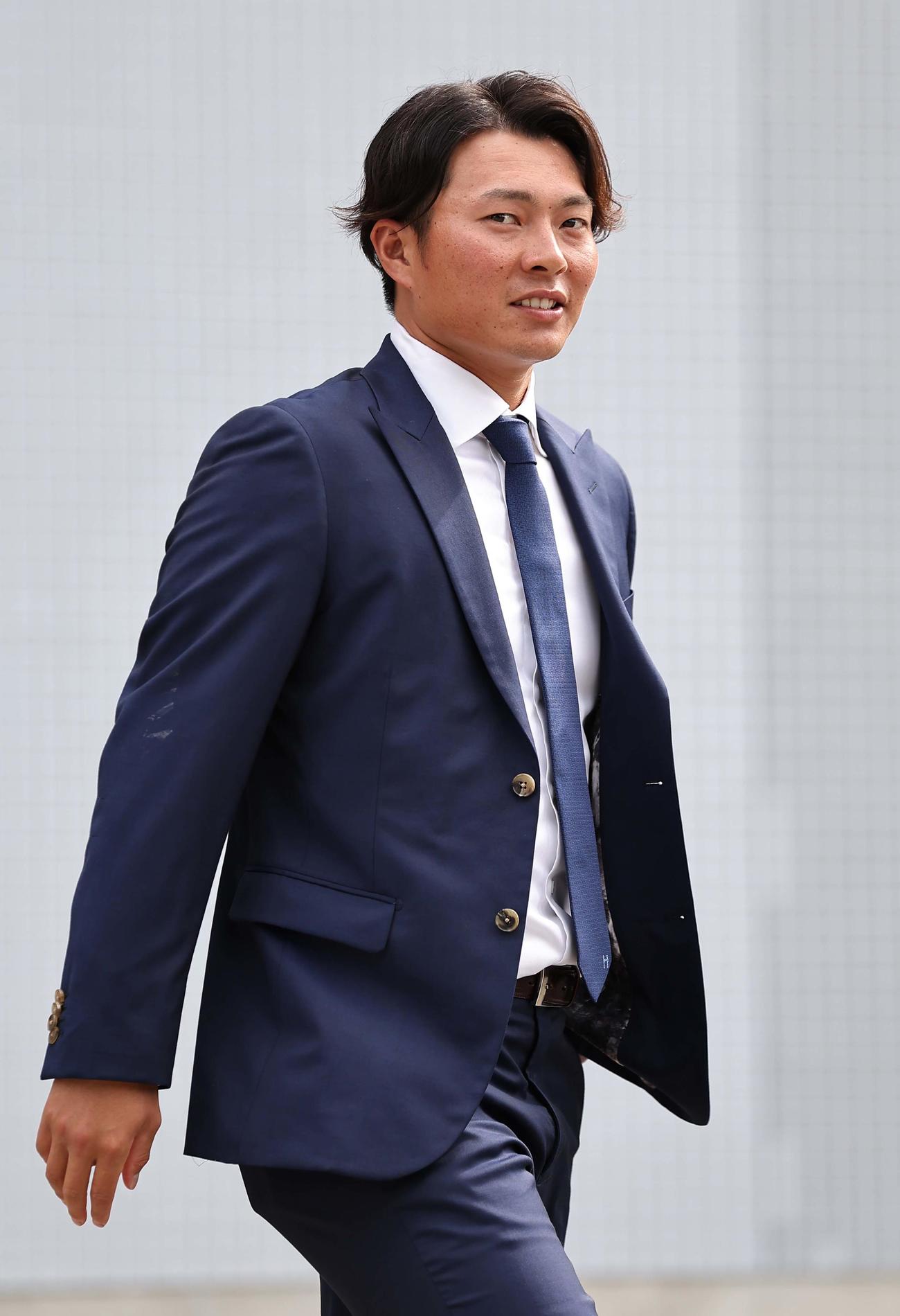 阪神退団が決まった北條は鳴尾浜球場にあいさつに訪れる（撮影・上田博志）