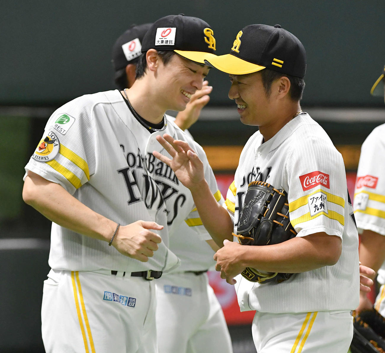 ソフトバンク対楽天　6回表楽天2死一、三塁、岡島を左飛に抑えた嘉弥真（右）を笑顔で迎える和田（撮影・岩下翔太）