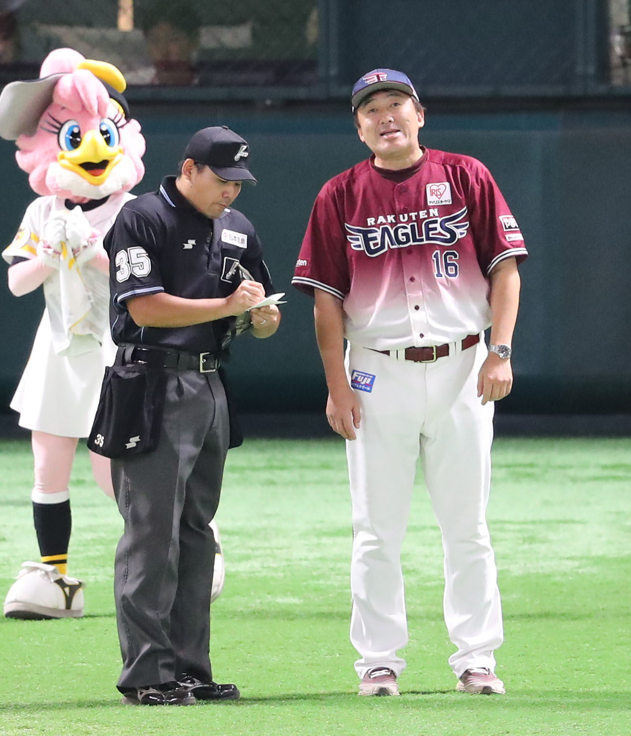 ソフトバンク対楽天　選手交代を審判に告げる石井監督（撮影・梅根麻紀）