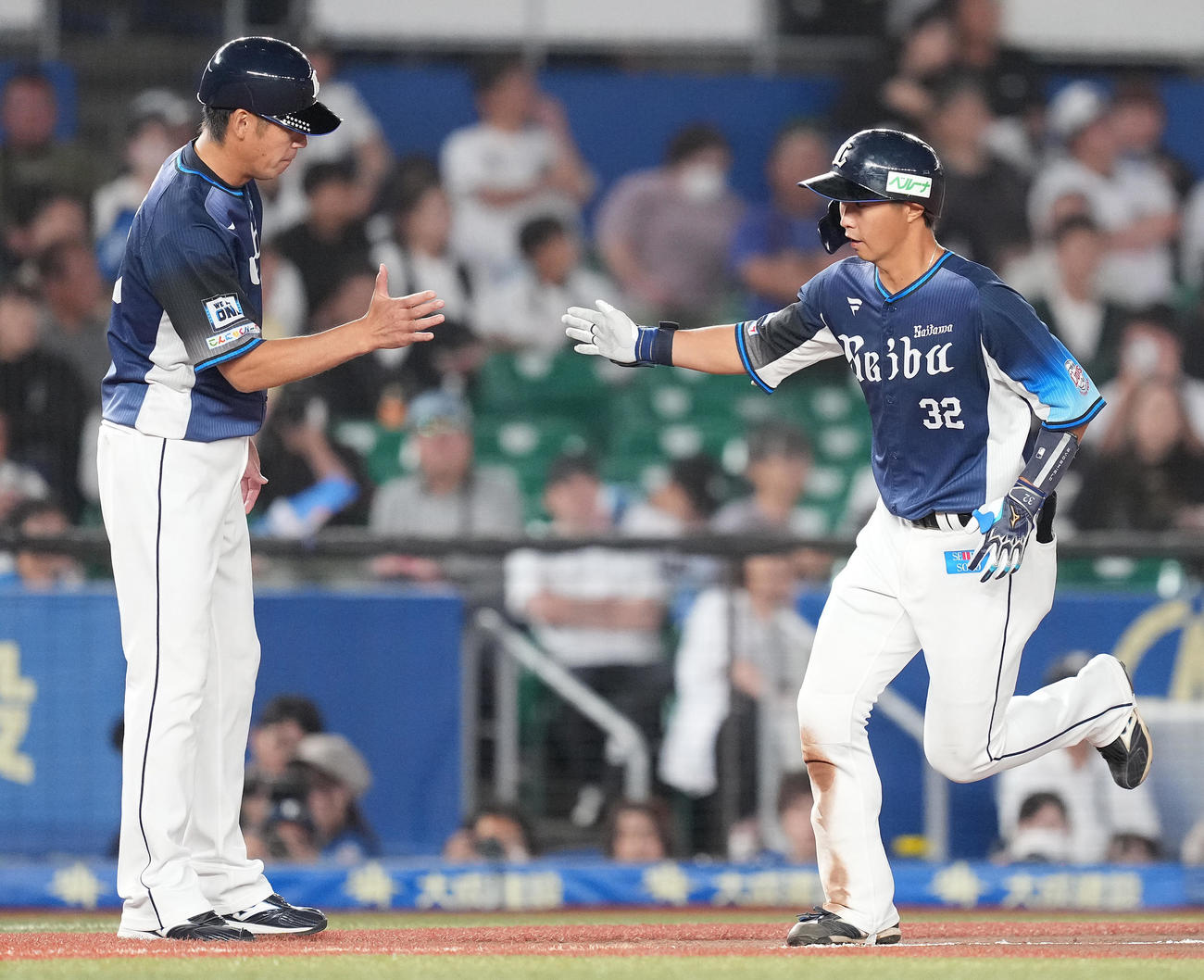 ロッテ対西武　6回表西武1死一塁、右越え2点本塁打を放ちダイヤモンドをまわる山村（撮影・鈴木みどり）