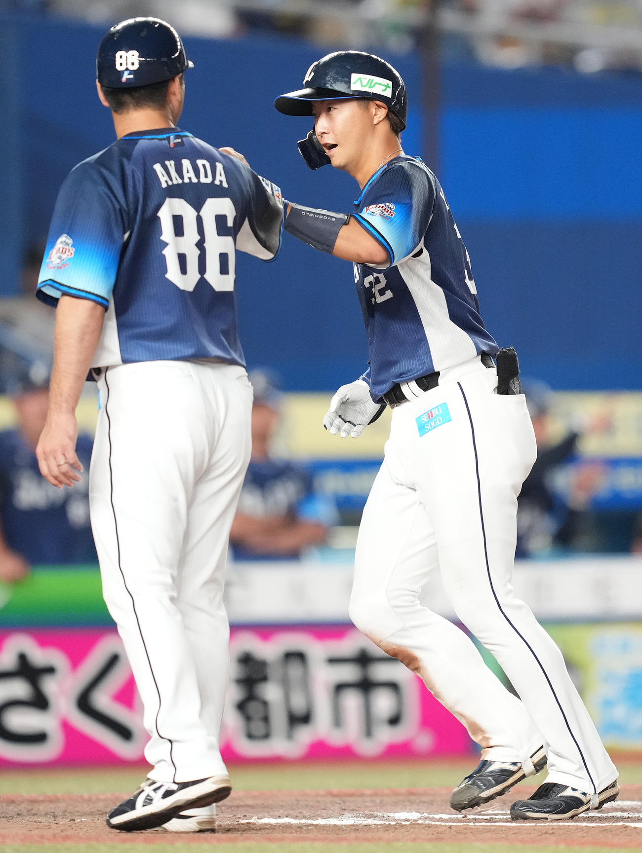 ロッテ対西武　6回表西武1死一塁、右越え2点本塁打を放った山村は笑顔で生還（撮影・鈴木みどり）
