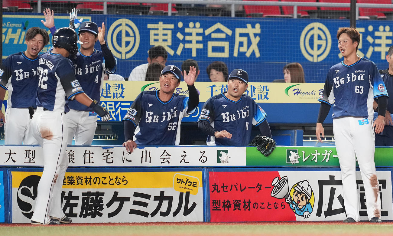ロッテ対西武　6回表西武1死一塁、右越え2点本塁打を放った山村（左手前）を笑顔で迎える松本（右から2人目）（撮影・鈴木みどり）