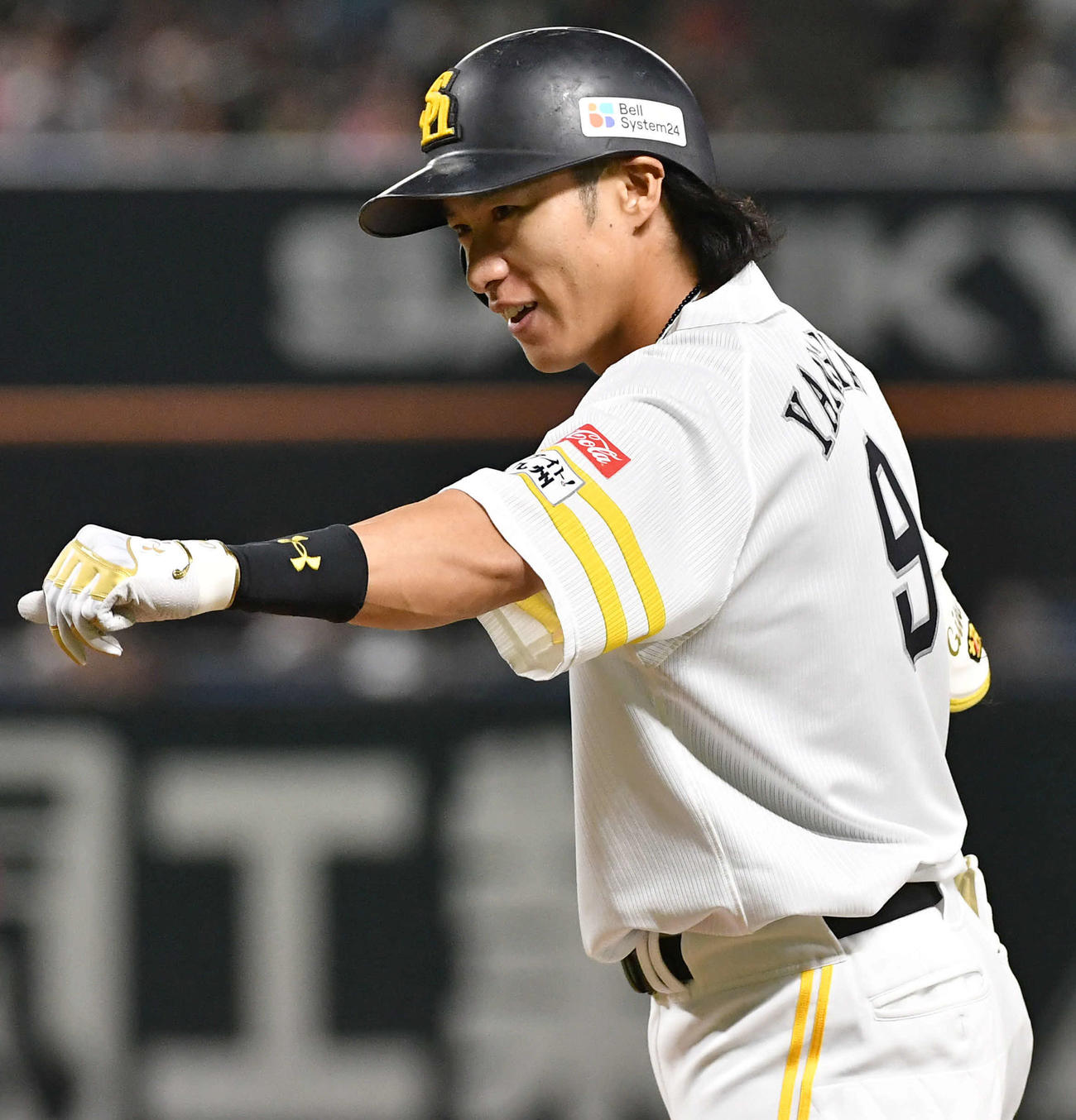 ソフトバンク対楽天　1回裏ソフトバンク1死二塁、先制の右前適時打を放ち、松山コーチとグータッチを交わす柳田（撮影・岩下翔太）