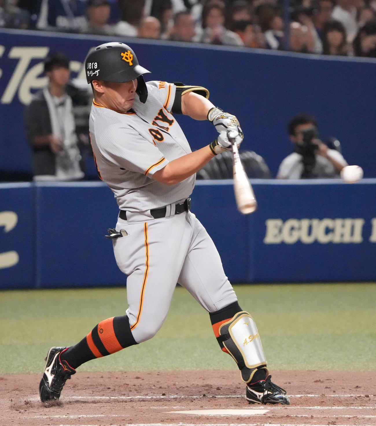 中日対巨人　5回表巨人無死、左二塁打を放つ浅野（撮影・森本幸一）
