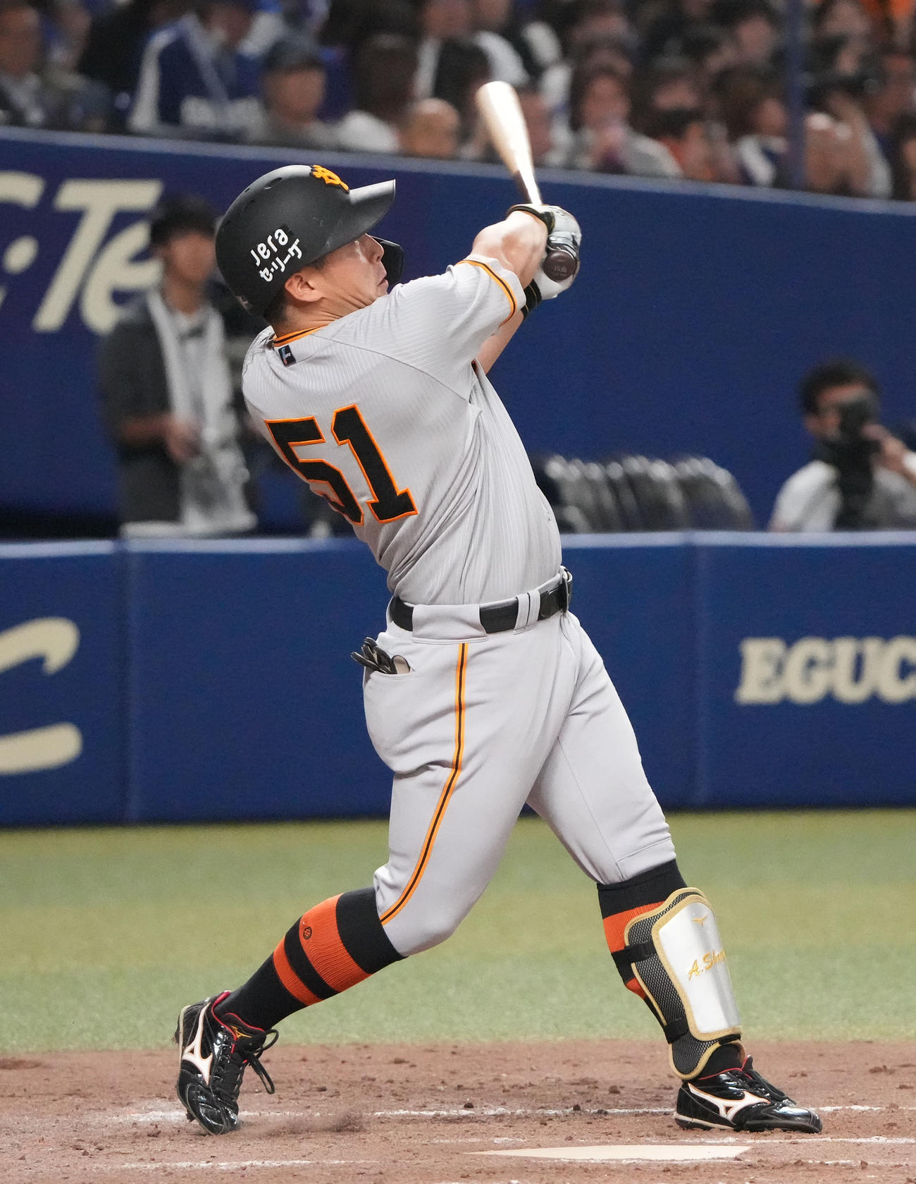 中日対巨人　5回表巨人無死、左二塁打を放つ浅野（撮影・森本幸一）
